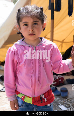 Ein junger syrischer Flüchtling steht vor ihrem Zelt in ein Internierungslager für Flüchtlinge auf der griechischen Insel Lesbos Stockfoto