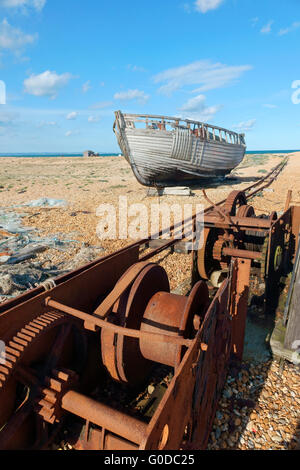 Verlassene alte Fischerboot auf Dungeness Kiesstrand Kent England Großbritannien. Die desolate Landschaft ist bei Fotografen beliebt Stockfoto