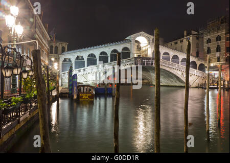 Venedig, Italien, Rialto-Brücke bei Nacht Stockfoto