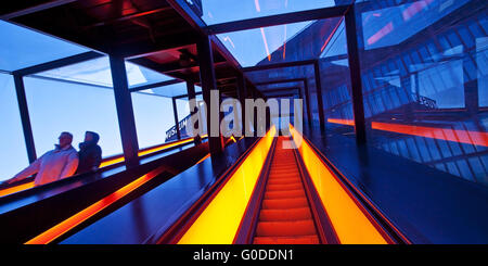 beleuchtete Gangway von Zollverein, Essen Stockfoto