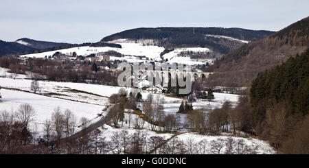 Blick auf willingen und Viadukt im Schnee Stockfoto