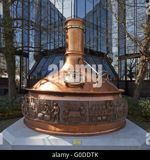 Braukessel vor Warsteiner Brauerei Stockfoto