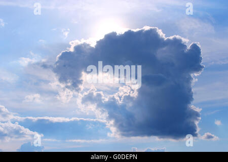 Wolke mit ungewöhnlichen Form und sonnigen Balken Stockfoto