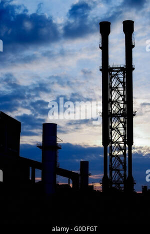 Industrielandschaft. Schatten auf dem Hintergrund der schönen Sonnenuntergang Himmel Stockfoto