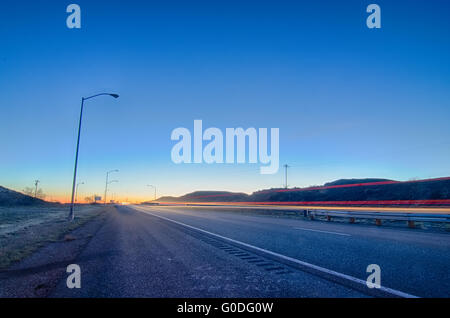 frühe Orning Reisen auf der Autobahn vor Sonnenaufgang Stockfoto