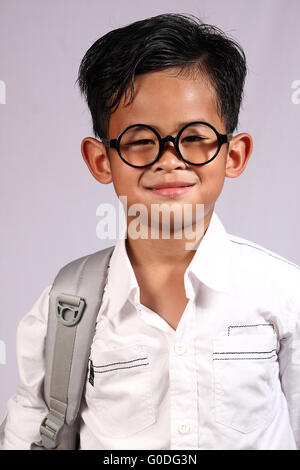 Gerne asiatische Studentin junge eine Brille mit breiten Grinsen auf seinem Gesicht Stockfoto