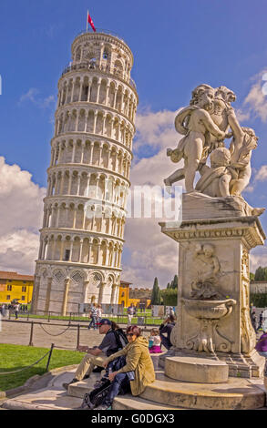 Den schiefen Turm und die Statue von Putti-Pisa-Toskana Stockfoto