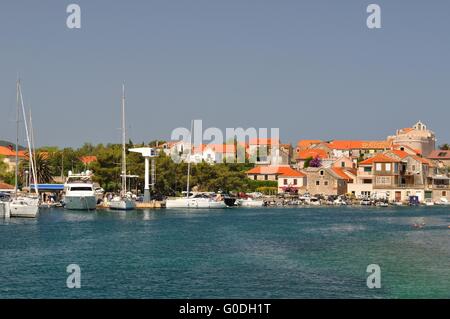 Hafen von Vrboska auf der Insel Hvar in Dalmatien, Kroatien Stockfoto