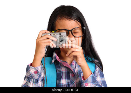 Kleines Mädchen lächelnd während der Einnahme von Foto mit ihrer Kamera isoliert auf weiss Stockfoto