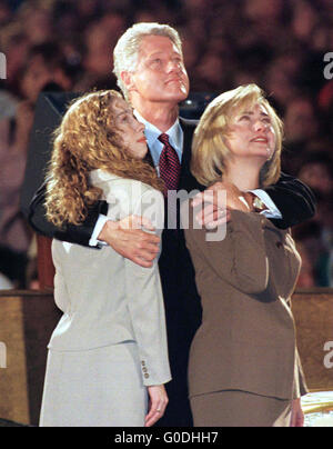 US-Präsident Bill Clinton mit der First Lady Hillary Clinton und ihre Tochter Chelsea sehen auf einer Großleinwand in Little Rock, Arkansas, die Endergebnisse der Wahlen von November 1996, die brachte ihm eine zweite Amtszeit als Präsident der Vereinigten Staaten. Stockfoto