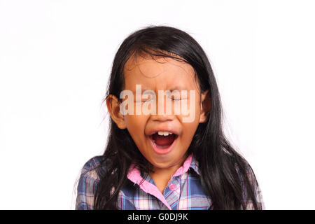 Kleines Mädchen müde und Gähnen isoliert auf weiss Stockfoto