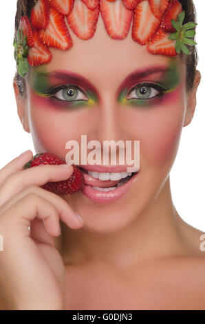 Schöne Frau mit Erdbeeren auf Gesicht und hand Stockfoto