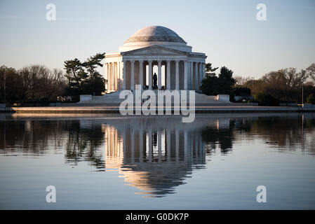 WASHINGTON, D.C., Vereinigte Staaten – das Jefferson Memorial, ein neoklassizistisches Denkmal, das der Gründung von Pater Thomas Jefferson gewidmet ist, steht elegant am Ufer des Tidal Basin in Washington, D.C. dieses ikonische Gebäude mit seiner gewölbten Rotunde und dem Säulenportikus ist eines der bekanntesten und beliebtesten Wahrzeichen der Hauptstadt. Stockfoto