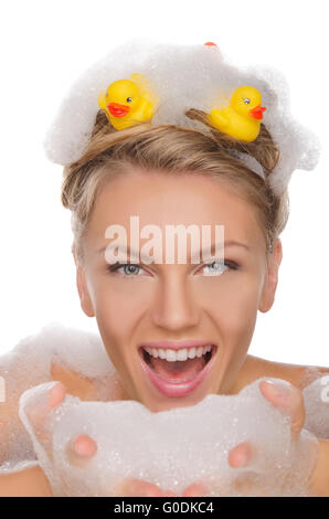 schöne junge Frau mit seifigen Schaum und Enten Stockfoto