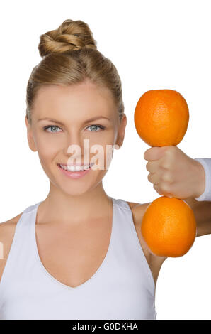 Schöne Frau mit zwei Hanteln reifer Orangen Stockfoto