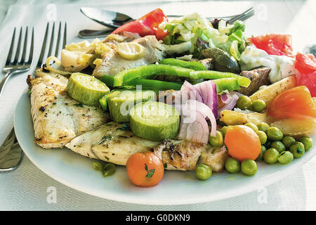 Fleisch, Fisch und verschiedenen Gemüsebeilage auf einen plat Stockfoto