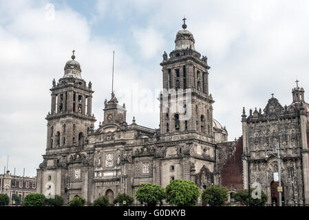 Mexiko-Stadt, Mexiko - ein Blick auf die Vorderseite der Kathedrale von Madero Street führt entlang der Nordseite des Zocalo in der historischen Altstadt von Mexiko-Stadt. Phasen von 1573 bis 1813 erbaut, ist die Kathedrale von Mexiko-Stadt die größte römisch-katholische Kathedrale in Amerika. Es befindet sich im Herzen der Altstadt von Mexiko-Stadt auf der einen Seite von den Zocalo. Stockfoto