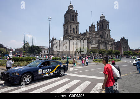 Mexiko-Stadt, Mexiko - ein Blick auf die Vorderseite der Kathedrale von Madero Street führt entlang der Nordseite des Zocalo in der historischen Altstadt von Mexiko-Stadt. Phasen von 1573 bis 1813 erbaut, ist die Kathedrale von Mexiko-Stadt die größte römisch-katholische Kathedrale in Amerika. Es befindet sich im Herzen der Altstadt von Mexiko-Stadt auf der einen Seite von den Zocalo. Stockfoto