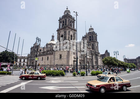 Mexiko-Stadt, Mexiko - ein Blick auf die Vorderseite der Kathedrale von Madero Street führt entlang der Nordseite des Zocalo in der historischen Altstadt von Mexiko-Stadt. Phasen von 1573 bis 1813 erbaut, ist die Kathedrale von Mexiko-Stadt die größte römisch-katholische Kathedrale in Amerika. Es befindet sich im Herzen der Altstadt von Mexiko-Stadt auf der einen Seite von den Zocalo. Stockfoto