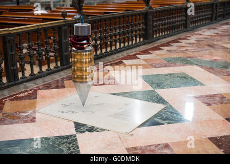 Mexiko-Stadt, Mexiko - eine Pendel hängen in der Mitte des Kirchenschiffs der Metropolitan Catehdral zeigt die langsame Verschiebung der die Fundamente der Kirche seit es im 16. Jahrhundert gebaut wurde. Phasen von 1573 bis 1813 erbaut, ist die Kathedrale von Mexiko-Stadt die größte römisch-katholische Kathedrale in Amerika. Es befindet sich im Herzen der Altstadt von Mexiko-Stadt auf der einen Seite von den Zocalo. Stockfoto