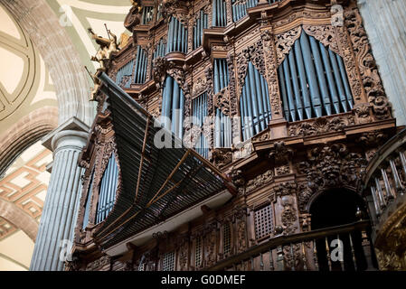 Mexiko-Stadt, Mexiko - eines der zwei Orgeln in der Kathedrale. Der Dom beherbergt zwei größten Orgeln aus dem 18. Jahrhundert in Amerika. Phasen von 1573 bis 1813 erbaut, ist die Kathedrale von Mexiko-Stadt die größte römisch-katholische Kathedrale in Amerika. Es befindet sich im Herzen der Altstadt von Mexiko-Stadt auf der einen Seite von den Zocalo. Stockfoto
