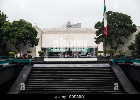 Nationalmuseum für Anthropologie Mexiko-Stadt // MEXIKO-STADT, Mexiko — das Nationalmuseum für Anthropologie beherbergt Mexikos bedeutendste archäologische und anthropologische Artefakte aus dem präkolumbianischen Erbe des Landes, einschließlich umfangreicher Sammlungen von Azteken und anderen indigenen Kulturen. Das 1964 gegründete Museum gilt weithin als eine der wichtigsten anthropologischen Einrichtungen der Welt. Die Sammlungen des Museums erstrecken sich über Tausende von Jahren mesoamerikanischer Zivilisation und zeigen Artefakte von wichtigen archäologischen Stätten in ganz Mexiko. Das Hotel befindet sich im Chapultepec Park, dem Inst Stockfoto