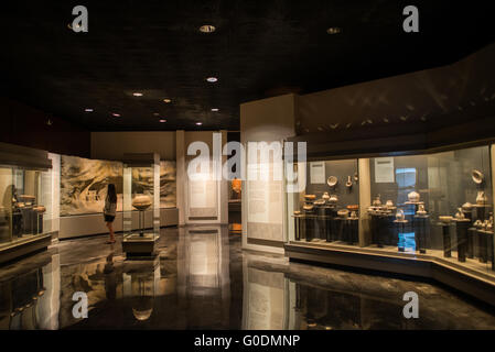 Nationalmuseum für Anthropologie präkolumbische Keramik Mexiko-Stadt // MEXIKO-STADT, Mexiko — im Nationalmuseum für Anthropologie werden präkolumbische Steingut-Gefäße ausgestellt, die Keramikgegenstände aus den indigenen Kulturen Mexikos zeigen. Das Museum beherbergt eine der weltweit umfangreichsten Sammlungen präkolumbischer Kunst und Artefakte, die das kulturelle Erbe der mesoamerikanischen Völker einschließlich der Azteken, Maya, Olmec und anderer indigener Gruppen dokumentiert. Diese Keramikstücke repräsentieren die raffinierten Töpfertraditionen, die sich im antiken Mexiko über Tausende von Jahren entwickelt haben Stockfoto