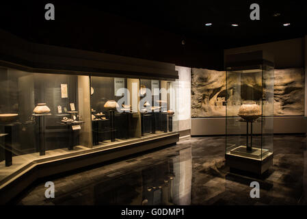 Nationalmuseum für Anthropologie präkolumbische Keramik Mexiko-Stadt // MEXIKO-STADT, Mexiko — im Nationalmuseum für Anthropologie werden präkolumbische Steingut-Gefäße ausgestellt, die Keramikgegenstände aus den indigenen Kulturen Mexikos zeigen. Das Museum beherbergt eine der weltweit umfangreichsten Sammlungen präkolumbischer Kunst und Artefakte, die das kulturelle Erbe der mesoamerikanischen Völker einschließlich der Azteken, Maya, Olmec und anderer indigener Gruppen dokumentiert. Diese Keramikstücke repräsentieren die raffinierten Töpfertraditionen, die sich im antiken Mexiko über Tausende von Jahren entwickelt haben Stockfoto