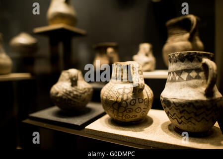 Nationalmuseum für Anthropologie präkolumbische Schiffe Mexiko-Stadt // MEXIKO-STADT, Mexiko — im Nationalmuseum für Anthropologie werden präkolumbische Steingut-Gefäße ausgestellt, die Keramikgegenstände aus den indigenen Kulturen Mexikos zeigen. Das Museum beherbergt eine der weltweit umfangreichsten Sammlungen präkolumbischer Kunst und Artefakte, die das kulturelle Erbe der mesoamerikanischen Völker einschließlich der Azteken, Maya, Olmec und anderer indigener Gruppen dokumentiert. Diese Keramikstücke repräsentieren die raffinierten Töpfertraditionen, die sich im antiken Mexiko über Tausende von Jahren entwickelt haben Stockfoto