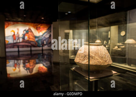 MEXIKO-STADT, Mexiko — die Keramikausstellung im Nationalmuseum für Anthropologie (Museo Nacional de Antropología) zeigt präkolumbische Keramikgefäße und Artefakte. Diese Sammlung zeigt die raffinierten Töpfertechniken und künstlerischen Traditionen der alten mexikanischen Zivilisationen. Die Ausstellung zeigt Gefäße, die sowohl für utilitaristische als auch für zeremonielle Zwecke dienten. Stockfoto