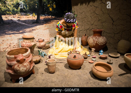 MEXIKO-STADT, Mexiko — eine Ausstellung im Nationalmuseum für Anthropologie (Museo Nacional de Antropología) repräsentiert eine traditionelle mexikanische Keramikszene mit Marktwaren. Die Ausstellung zeigt historische Keramikproduktionsmethoden und traditionelle Marktpraktiken. Dieses Diorama bewahrt das kulturelle Erbe der mexikanischen Keramikherstellung und Marktplattentraditionen. Stockfoto