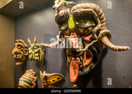Nationalmuseum für Anthropologie Masken Mexiko-Stadt // MEXIKO-STADT, Mexiko — ausgeklügelte Masken werden im Nationalmuseum für Anthropologie ausgestellt, das eine der weltweit bedeutendsten Sammlungen präkolumbischer Artefakte beherbergt. Das Museum zeigt archäologische und anthropologische Materialien, die Mexikos verschiedene indigene Kulturen darstellen, darunter Azteken, Maya, Olmec und andere mesoamerikanische Zivilisationen. Die im Chapultepec Park gelegene Institution wurde 1964 gegründet und dient als wichtigstes Repositorium für das alte kulturelle Erbe des Landes. Die umfangreiche Ausstattung des Museums Stockfoto