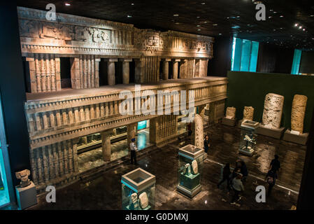 MEXIKO-STADT, Mexiko – die Sala Maya (Maya-Galerie) im Nationalmuseum für Anthropologie (Museo Nacional de Antropología) beherbergt eine der weltweit bedeutendsten Sammlungen von Maya-Artefakten. Diese Galerie befindet sich im Chapultepec Park und zeigt die technologischen, künstlerischen und kulturellen Errungenschaften der Maya-Zivilisation. Die Ausstellung umfasst archäologische Schätze von der Vorklassik bis zur Nachklassik der Maya-Geschichte. Stockfoto