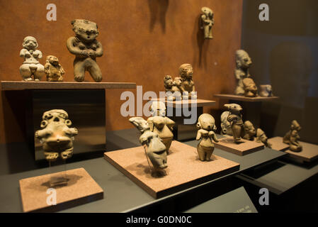 MEXIKO-STADT, Mexiko – kleine präkolumbische Keramikfiguren, die Frauen und Kinder zeigen, sind im Nationalmuseum für Anthropologie ausgestellt. Diese Keramikgegenstände zeigen künstlerische Traditionen der indigenen Völker Mexikos vor der spanischen Kolonialisierung im 16. Jahrhundert. Das Museum beherbergt eine der weltweit umfangreichsten Sammlungen präkolumbischer Kunst aus mesoamerikanischen Kulturen wie den Azteken, Maya und Olmec. Sie wurde 1964 im Chapultepec Park gegründet und ist Mexikos wichtigste Institution für archäologisches und anthropologisches Erbe. Es zieht weltweit Forscher und Besucher an, die Mexikanisch erkunden Stockfoto