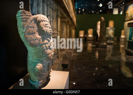 Aztec Carving National Museum of Anthropology Mexiko-STADT // MEXIKO-STADT, Mexiko — Aztekische Schnitzereien werden im National Museum of Anthropology ausgestellt, Mexikos wichtigste Institution, die dem präkolumbianischen Erbe des Landes gewidmet ist. Das Museum beherbergt eine der weltweit umfangreichsten Sammlungen mesoamerikanischer Artefakte, darunter bedeutende Stücke aus Azteken, Maya, Olmec und anderen indigenen Zivilisationen. Die 1964 gegründete Institution dient als nationales Repository für archäologische und ethnographische Materialien, die Tausende von Jahren mexikanischer Geschichte umfassen. Die Sammlung des Museums Stockfoto
