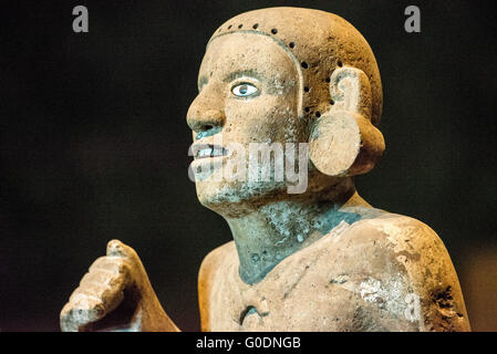 Nationalmuseum für Anthropologie Steinskulptur Mexiko-Stadt // MEXIKO-STADT, Mexiko — Steinskulpturen werden im Nationalmuseum für Anthropologie ausgestellt, das eine der weltweit bedeutendsten Sammlungen präkolumbischer Artefakte beherbergt. Das Museum zeigt archäologische Schätze aus Mexikos alten Zivilisationen, darunter umfangreiche Sammlungen von Azteken, Maya, Olmec und anderen indigenen Kulturen. Die 1964 gegründete Institution ist Mexikos führendes Archiv für anthropologisches und archäologisches Erbe. Die Sammlungen des Museums erstrecken sich über Tausende von Jahren von Mesoamer Stockfoto