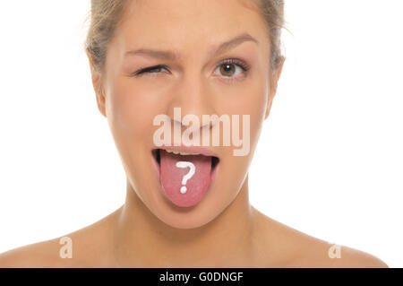 Frau streckt Zunge mit gezeichneten Fragezeichen Stockfoto