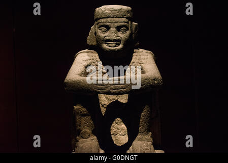 Nationalmuseum für Anthropologie Steinskulptur Mexiko-Stadt // MEXIKO-STADT, Mexiko — Steinskulpturen werden im Nationalmuseum für Anthropologie ausgestellt, das eine der weltweit bedeutendsten Sammlungen präkolumbischer Artefakte beherbergt. Das Museum zeigt archäologische Schätze aus Mexikos alten Zivilisationen, darunter umfangreiche Sammlungen von Azteken, Maya, Olmec und anderen indigenen Kulturen. Die 1964 gegründete Institution ist Mexikos führendes Archiv für anthropologisches und archäologisches Erbe. Die Sammlungen des Museums erstrecken sich über Tausende von Jahren von Mesoamer Stockfoto