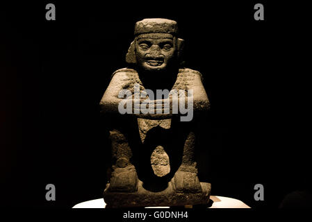 Nationalmuseum für Anthropologie Steinskulptur Mexiko-Stadt Mexiko // MEXIKO-STADT, Mexiko — Steinskulpturen werden im Nationalmuseum für Anthropologie ausgestellt, das eine der weltweit bedeutendsten Sammlungen präkolumbischer Artefakte beherbergt. Das Museum zeigt archäologische Schätze aus Mexikos alten Zivilisationen, darunter umfangreiche Sammlungen von Azteken, Maya, Olmec und anderen indigenen Kulturen. Die 1964 gegründete Institution ist Mexikos führendes Archiv für anthropologisches und archäologisches Erbe. Die Sammlungen des Museums erstrecken sich über Tausende von Jahren von M Stockfoto