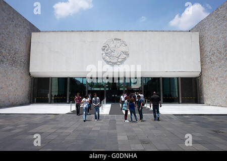 Nationalmuseum für Anthropologie Haupteingang Mexiko-Stadt // MEXIKO-STADT, Mexiko — der Haupteingang des Nationalmuseums für Anthropologie bietet Zugang zu einer der wichtigsten kulturellen Einrichtungen Mexikos. Das Museum beherbergt die weltweit größte Sammlung von antiken mexikanischen Kunstwerken und Artefakten, darunter umfangreiche Sammlungen präkolumbischer Zivilisationen wie Azteken, Maya, Olmec und andere indigene Kulturen. Die 1964 gegründete Institution ist Mexikos führendes Archiv für archäologisches und ethnographisches Material. Die Sammlungen des Museums erstrecken sich über Tausende von Jahren Stockfoto