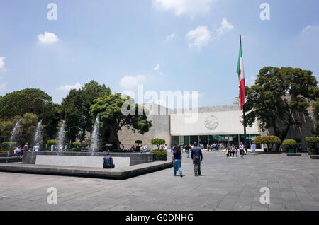 Nationalmuseum für Anthropologie Hof Mexiko-Stadt // MEXIKO-STADT, Mexiko — der Haupteingang des Nationalmuseums für Anthropologie bietet Zugang zu einer der wichtigsten kulturellen Einrichtungen Mexikos. Das Museum beherbergt die weltweit größte Sammlung von antiken mexikanischen Kunstwerken und Artefakten, darunter umfangreiche Sammlungen präkolumbischer Zivilisationen wie Azteken, Maya, Olmec und andere indigene Kulturen. Die 1964 gegründete Institution ist Mexikos führendes Archiv für archäologisches und ethnographisches Material. Die Sammlungen des Museums erstrecken sich über Tausende von Jahren Stockfoto