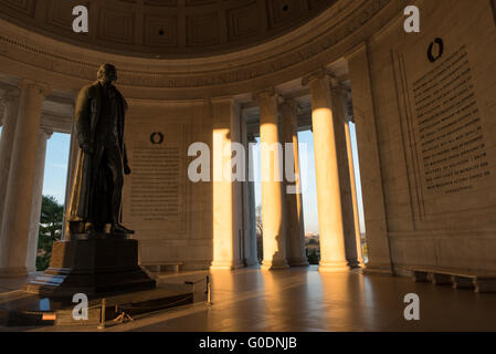 WASHINGTON, D.C., Vereinigte Staaten — die 19 Fuß hohe Bronzestatue von Thomas Jefferson steht prominent in der Rotunde des Jefferson Memorial in Washington, D.C. diese imposante Figur des dritten US-Präsidenten ist von Ausschnitten aus der Unabhängigkeitserklärung und Jeffersons anderen Schriften umgeben. Stockfoto