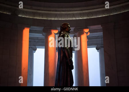 WASHINGTON, D.C., Vereinigte Staaten — die 19 Fuß hohe Bronzestatue von Thomas Jefferson steht prominent in der Rotunde des Jefferson Memorial in Washington, D.C. diese imposante Figur des dritten US-Präsidenten ist von Ausschnitten aus der Unabhängigkeitserklärung und Jeffersons anderen Schriften umgeben. Stockfoto