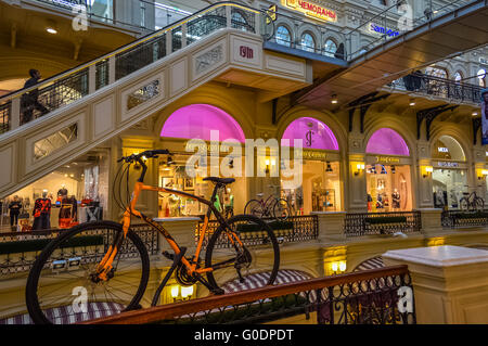 Moskau, Russland - 10. April 2015: Ansicht der Galerien der zweiten und dritten Stockwerke im State Department Store (GUM) mit der Stockfoto