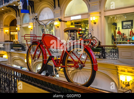 Moskau, Russland - 10. April 2015: Ansicht der Galerien der zweiten und dritten Stockwerke im State Department Store (GUM) mit der Stockfoto