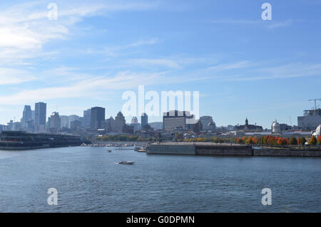 Montreal, Kanada - 27. August 2014: Skyline von Montreal am alten Hafen, Montreal, Quebec, Kanada. Menschen können in gesehen werden. Stockfoto