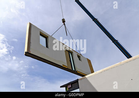 Wand ein Fertighaus an einem Kran hängen Stockfoto