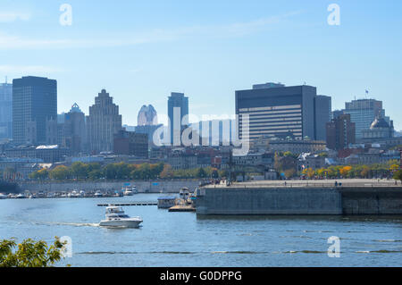 Montreal, Kanada - 27. August 2014: Skyline von Montreal am alten Hafen, Montreal, Quebec, Kanada. Menschen können in gesehen werden. Stockfoto