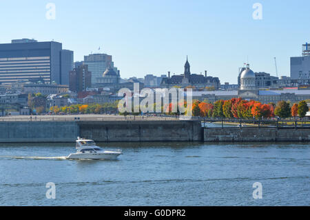 Montreal, Kanada - 27. August 2014: Skyline von Montreal am alten Hafen, Montreal, Quebec, Kanada. Menschen können in gesehen werden. Stockfoto