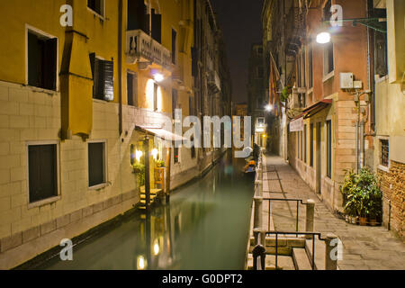 Venedig, Italien, einsamen Kanal spät in die Nacht Stockfoto